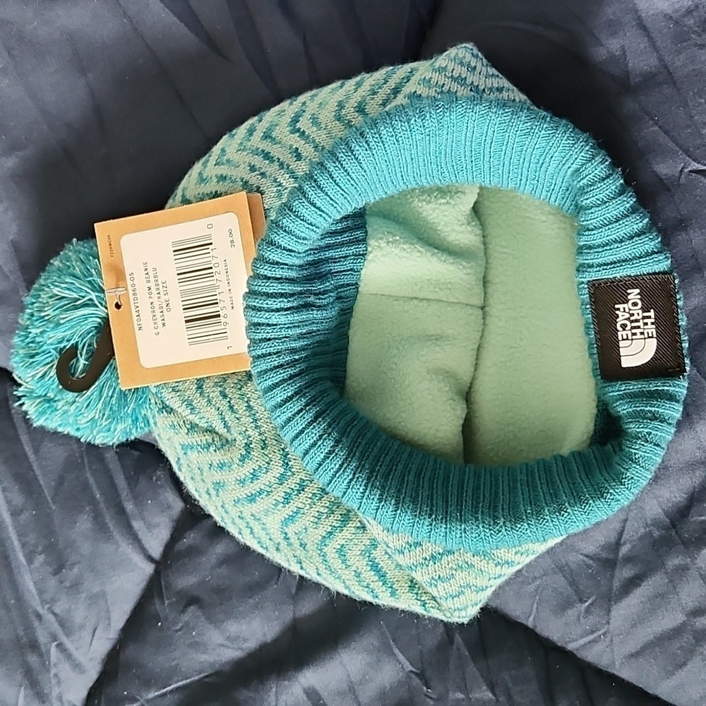 The North Face Chevron pom beanie (new with tags) - Picture 4 of 5